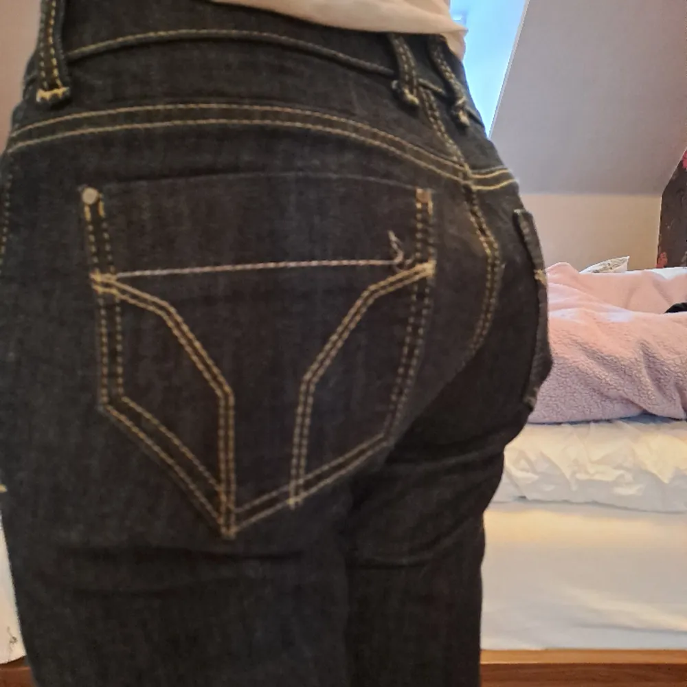 Snygga Lågmidjade byxor från miss sixty gar sytt i ett annat tyg längst ner då dom var skinny först💓. Jeans & Byxor.