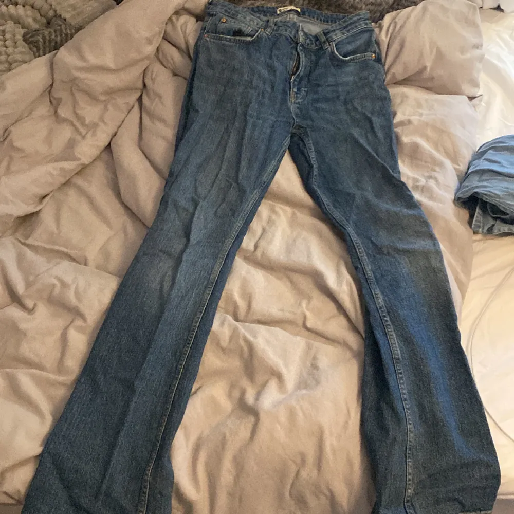Säljer dessa jättesnygg jeans ifrån Gina då dem inte kommer till användning längre! Mid waist, flare, midjemått rakt över: 40cm innerbenslängd: 84cm. Storleken är 38 men kan passa 36! Ungefär en himmelsblå färg i dagsljus annars vanlig blå!❤️❤️. Jeans & Byxor.