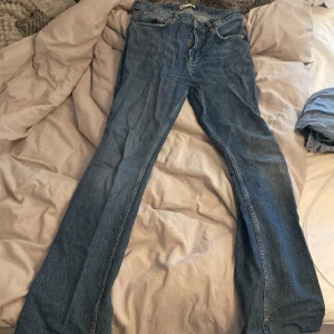 Jeans - Säljer dessa jättesnygg jeans ifrån Gina då dem inte kommer till användning längre! Mid waist, flare, midjemått rakt över: 40cm innerbenslängd: 84cm. Storleken är 38 men kan passa 36! Ungefär en himmelsblå färg i dagsljus annars vanlig blå!❤️❤️