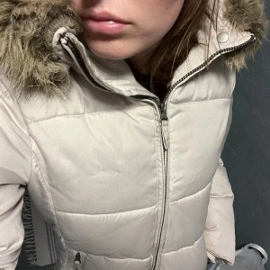 Dunjacka  - Dunjacka, sparsamt använd. Köparen står för eventuell frakt. 🌸