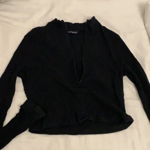 Svart tröja med kedja - En svart topp med kedja🥰