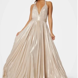 Balklänning från GODDIVA  - Säljer min otroligt vackra balklänning. Endast använd vid studentbalen, inga skråmor, stl M men passar alla ifrån S-L. Privata bilder finns självklart🫶