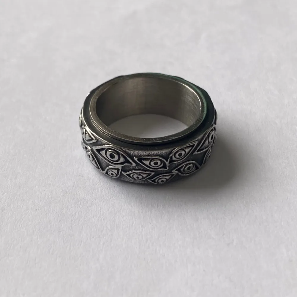 En fett snygg anti-scratch ring i 316L stainless steel. Handgjord anti-stress ring från Omega Amsterdam. Köpt för 473 kr. Aldrig använd! 📏17 mm i diameter. Accessoarer.