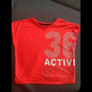 Topp 98/104 barn. Se mina annonser. Billigt. Samfraktar.  - Topp 98/104 aprikos 