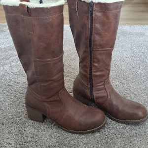 Snygga vinter boots  - Jättefina vinter boots som är sköna och varma till vintersäsongen. De är använda.