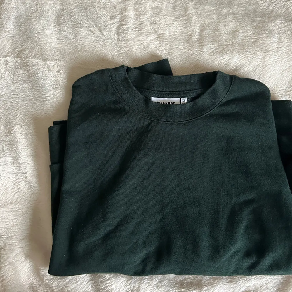 Grön sweatshirt från weekday, knappt använd. Säljer även i mörkblå! 🩷🩷. Tröjor & Koftor.