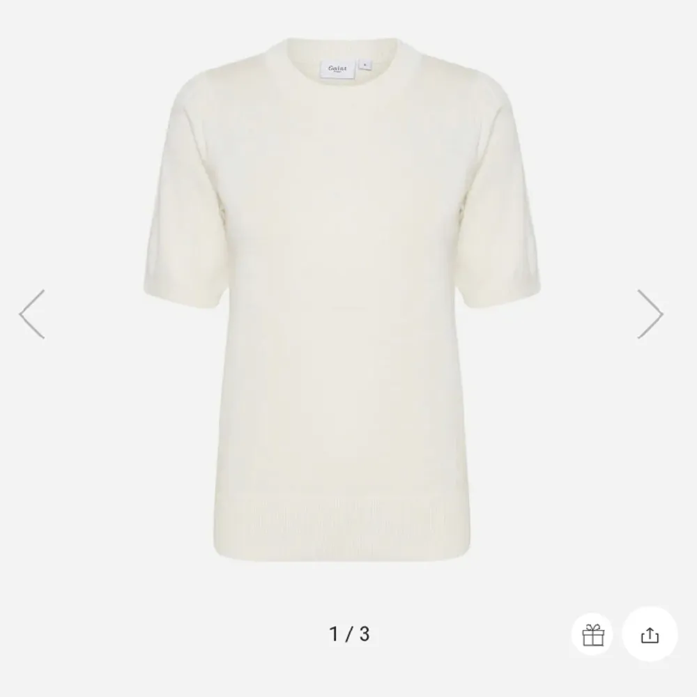 En jättefin stickad t-shirt. Den är creme vit och från saint tropez. Köpt för 349kr💕. T-shirts.