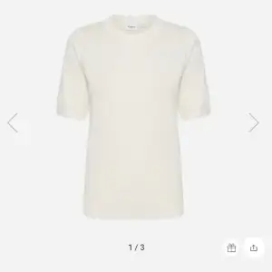 En jättefin stickad t-shirt. Den är creme vit och från saint tropez. Köpt för 349kr💕