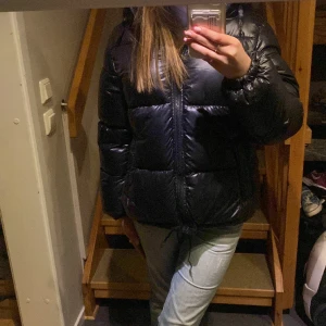 Glansig jacka  - Det är en glansig jacka , har aldrig använt den,endast testat den . Inga defekter ser helt ny ut❤️❤️