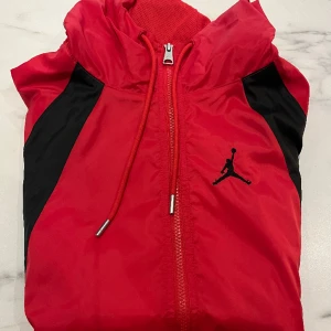 Nike Jordan  - Jordan essential jacket, storlek S. Inköpt på Footlocker. Använd vid enstaka tillfälle, så i fint skick. Aldrig tvättad. Unisexmodell. Passar tonåring 160-175 cm eller mindre herr. 