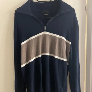 Massimo dutti halfzip  - Säljer min Massimo dutti halfzip. Storlek medium. Väldigt bra skick. Hör av dig vid funderingar. 300 kronor, kan diskuteras.