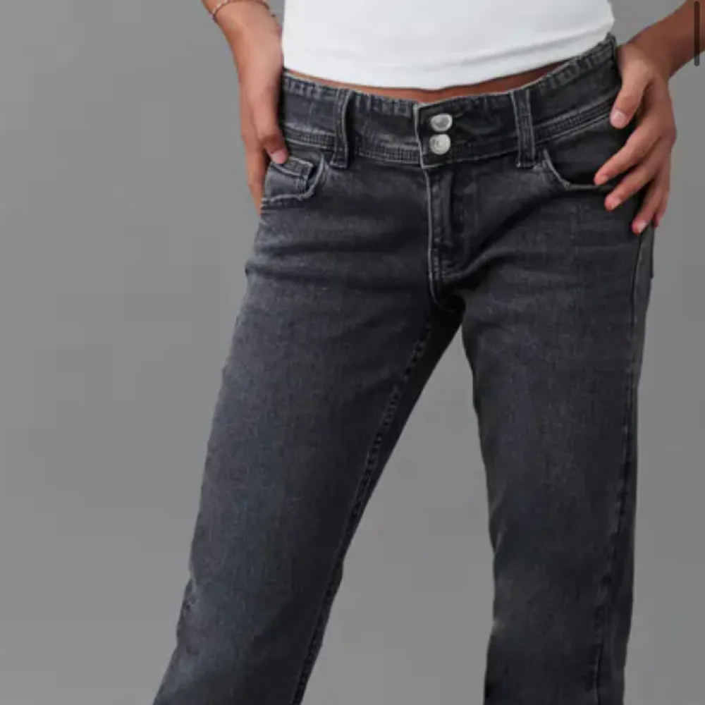 HELT NYA!! Har lappen kvar till och med. Mörk gråa lågmidjade jeans med snygga fickor. Helt oanvända. Köpte nyss och de passade ej.. Jeans & Byxor.