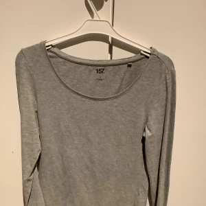 Grå topp small. Jag Samfraktar och säljer billigt. Se mina annonser.  - Grå topp small till dam. 