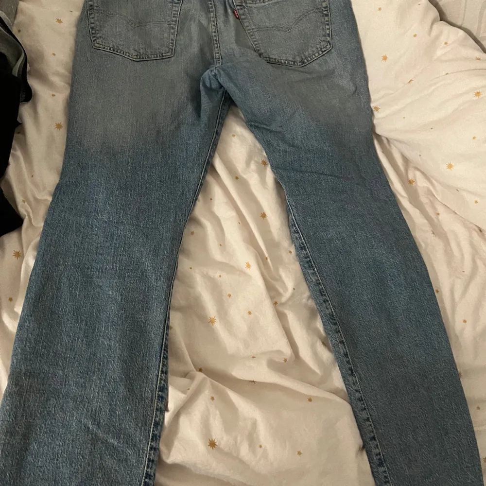 Säljer nu mina Ljusblå Levis Jeans.  Storlek W 32. L 32.  Modell 502 Jeansen har inga hål eller defekter. De är köpta på Levis butiken. Skriv för fler bilder.. Jeans & Byxor.