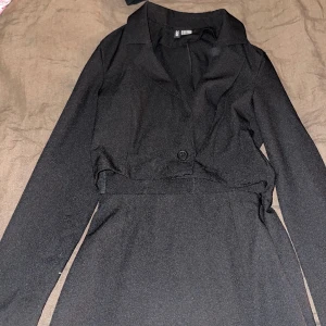 Kostymklänning - Kostymklänning där den är uppdelad k skjol och top men går ihop vid ryggen, säljes pågrund av att den inte kom till användning