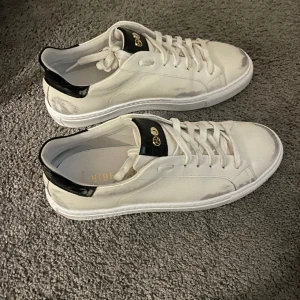 Hide&Jack worn effect low top sneakers - Säljer mina nästan helt oanvända Hide&Jack skor. Storlek 43. Köpta för ca 3000 kr. Mitt pris 1250,kan diskuteras Hör av dig vid funderingar.