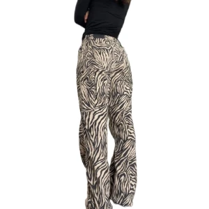 Zebra-mönster jeans - Så himla coola jeans med zebramönster från urbanoutfitters i bra skick🤩🤩