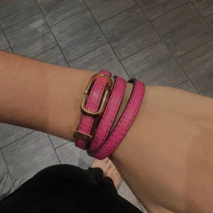 Marc jacobs armband  - Säljer mitt läderarmband ifrån marc jacobs! Liknar bland annat balenciaga armbenden. Så snyggt armband som passar alla storlekar och kan lova upp en tråkig outfit🩷