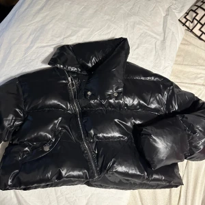 Ny jackan - Den är helt ny , tuff  Lack vinter jackan med kort midjan Köpt i Shein aldrig andvänt 