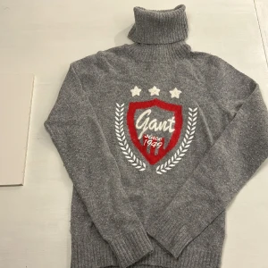 Gant stickad polotröja i stl S - Grå äkta Gant tröja i 70% lammull, 20% angora, 10% polyamid. Varm och mjuk. Fint skick. 