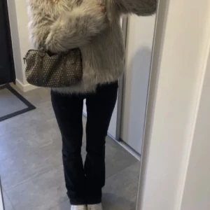 Svarta jeans - Lånad bild! Säljer snygga lågmidjade jeans!! Köpta på plick men i jättebra skick. Säljer för att de it passa mej. Midjemått ca 80! Passar mej som är 168 🙏💕kan sänka pris vid snabb affär