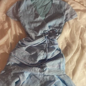 Blå klänning - Unik ljusblå klänning med dragsko från midjan ner. Silverdetaljer som är svårt att fånga på bild men gör hela klänning mer i liv 💞