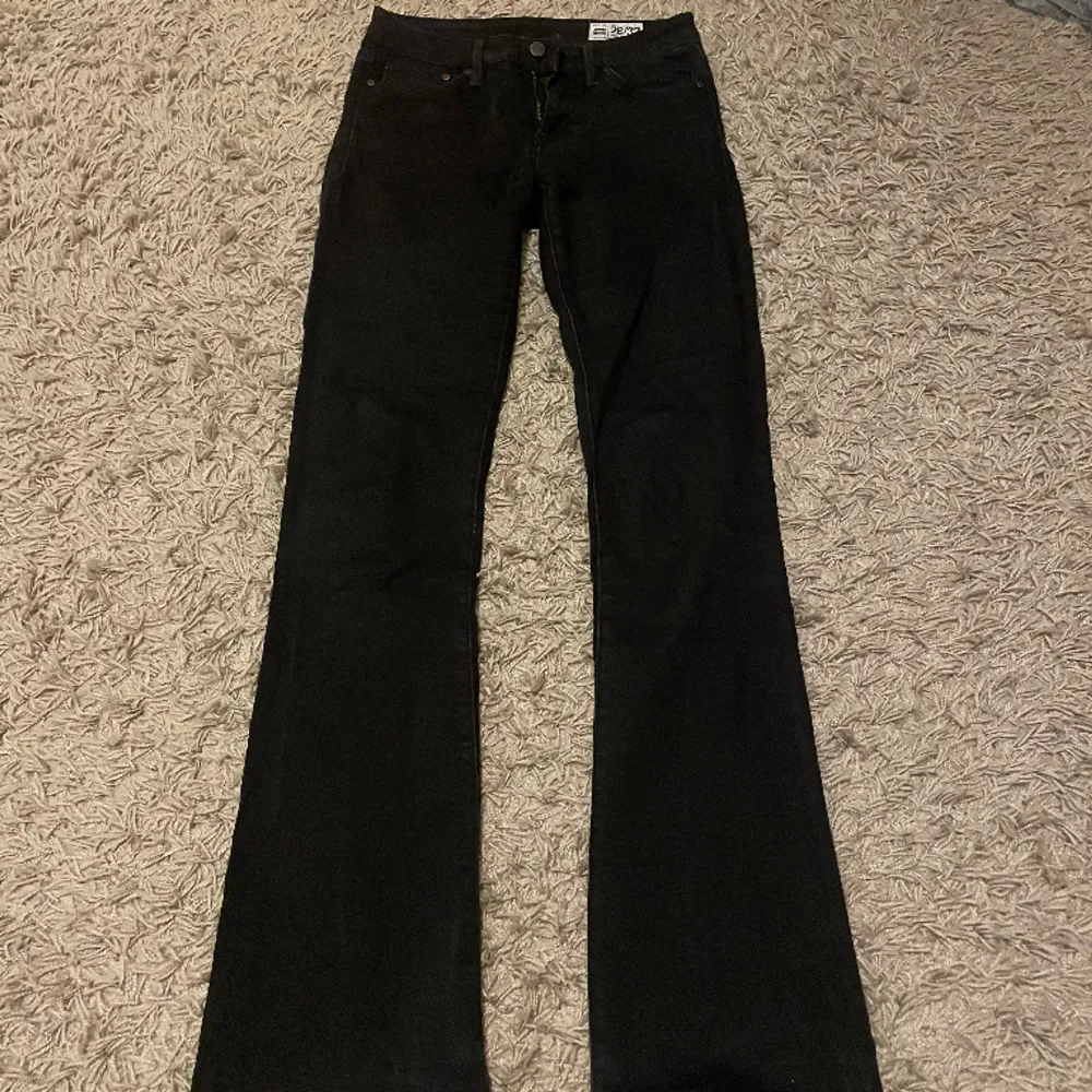 Lågmidjade svarta crocker jeans med bootcut. Modell pep boot storlek 26/32. Midjemått- 66cm, innerbenslängd- 83cm. Jag är 1,71cm. Jeans & Byxor.