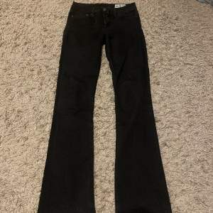 Lågmidjade svarta crocker jeans med bootcut. Modell pep boot storlek 26/32. Midjemått- 66cm, innerbenslängd- 83cm. Jag är 1,71cm