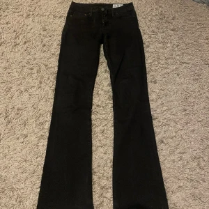 Lågmidjade bootcut jeans - Lågmidjade svarta crocker jeans med bootcut. Modell pep boot storlek 26/32. Midjemått- 66cm, innerbenslängd- 83cm. Jag är 1,71cm