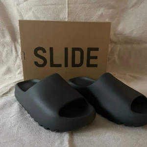 Yeezy Slides Slate Grey - Säljer helt nya Yeezy Slides i slate grey colorway. Ny skick, aldrig använda och kvitto kan man fråga om i dm. Frågor eller funderingar? Skriv!
