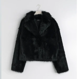 Pälsjacka 💕 - 💗Säljer min slutsålda pälsjacka från Gina tricot då den är lite för kort på mig! Jätte fin och mjuk och använd en gång, rätt så varm också så funkar även nu när det är vinter💗skriv privat för bilder med den på 