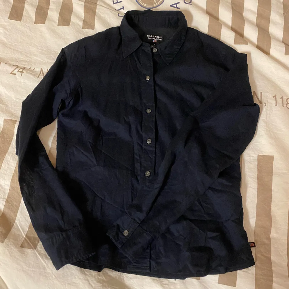 Säljer denna jättefina, tunna bomullsskjortan från Ralph Lauren! Den är i supergott skick men kan behöva strykas🥰 nypris ca 1000 kr. Skjortor.