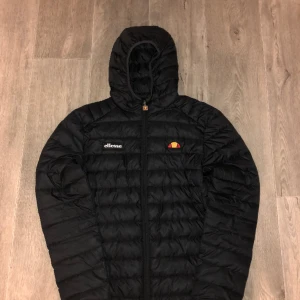 Ellesse lombardy jacka S - Snygg allvädersjacka från ellesse i storlek S. Bra skick. Nypris 1115kr. 