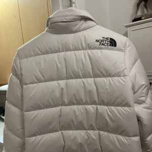 North face jacka  - En vit snygg North face jacka i stl S dam. Knappt använd. Kan finnas någon lite fläck om man synar noga. 