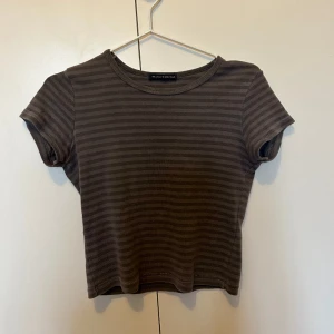 Randig trå t-shirt - Grå randig tröja från Brandy Melville! Knappt använd!