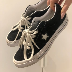 Converse one star - Supernajs converse, skejtade en gång och är i super skick förutom en liten slitning (se bild). 🌟 hör av er vid frågor🌹💞
