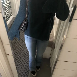 Stickad tröja - Supermysig grön stickad tröja med slits i armarna💞