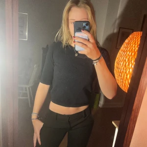 Stickad tshirt - En mörklbå/svart stickad kortärmad från zara som är använd en gång. Jätteskön❤️
