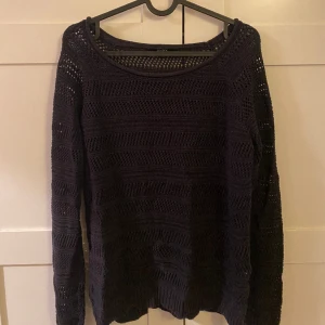 Virkad tröja  - Virkad tröja, bra skick köpt secondhand men aldrig använt själv, passar med ett svart linne under eftersom tröjan är ihålig, har en mörkblå nyans 