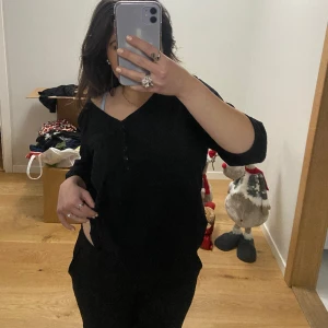 tröja - svart tröja med korta ärmar och knappar framme