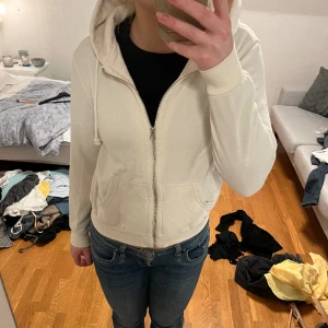 Vit zip hoodie - Vit zip hoodie med najs stor luva. Inte använd särskilt mycket.