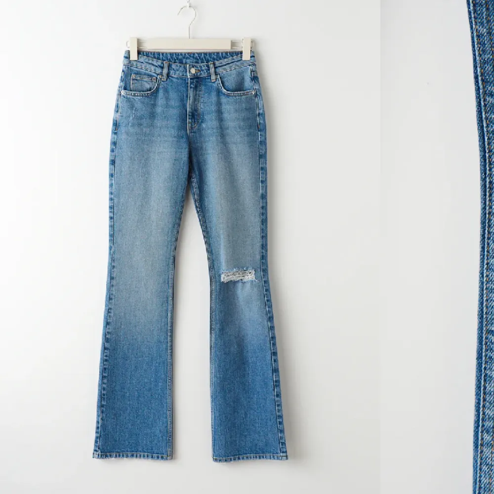 Säljer ett par as snygga jeans från Gina med hål i knät, använd ett par gånger men as snygga endå. Strl 32. Köptes för 500 och säljer för 300 pågrund av att ja har använt dom!. Jeans & Byxor.
