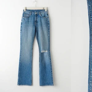 Jeans - Säljer ett par as snygga jeans från Gina med hål i knät, använd ett par gånger men as snygga endå. Strl 32. Köptes för 500 och säljer för 300 pågrund av att ja har använt dom!