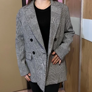 Kavaj - Kavaj i gott skick, använt fåtal gånger. Stl 44, modellen är stl 36 därav ser kavajen stor ut.