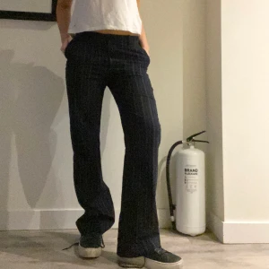 Kostymbyxor - Super snygga kostymbyxor med ränder från Lindex!!! Perfekt passform och dom är super sköna 🥰Vid intresse skriv för fler bilder ❤️