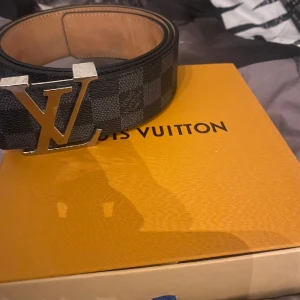 Louis Vuitton Bälte Ny skick - Köpte för en månad sedan gillade inte det så mycket letar efter ett gucci bälte gucci keps eller något annat Äkta såklart har fler bilder och äktighetsbevis. Mvh