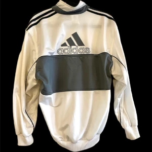 Vit adidas hoodie - Vit adidas hoodie med detaljer i bak⭐️⭐️ superfint skick o passar som en strlk s, kontakta mig vid frågor<3