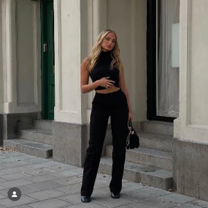 Svarta kostymbyxor - Säljer dessa svarta kostymbyxor från NAKD som inte längre går att köpa! Endast använda ett FÅtal gånger så de är i ett mycket bra skick med andra ord☺️