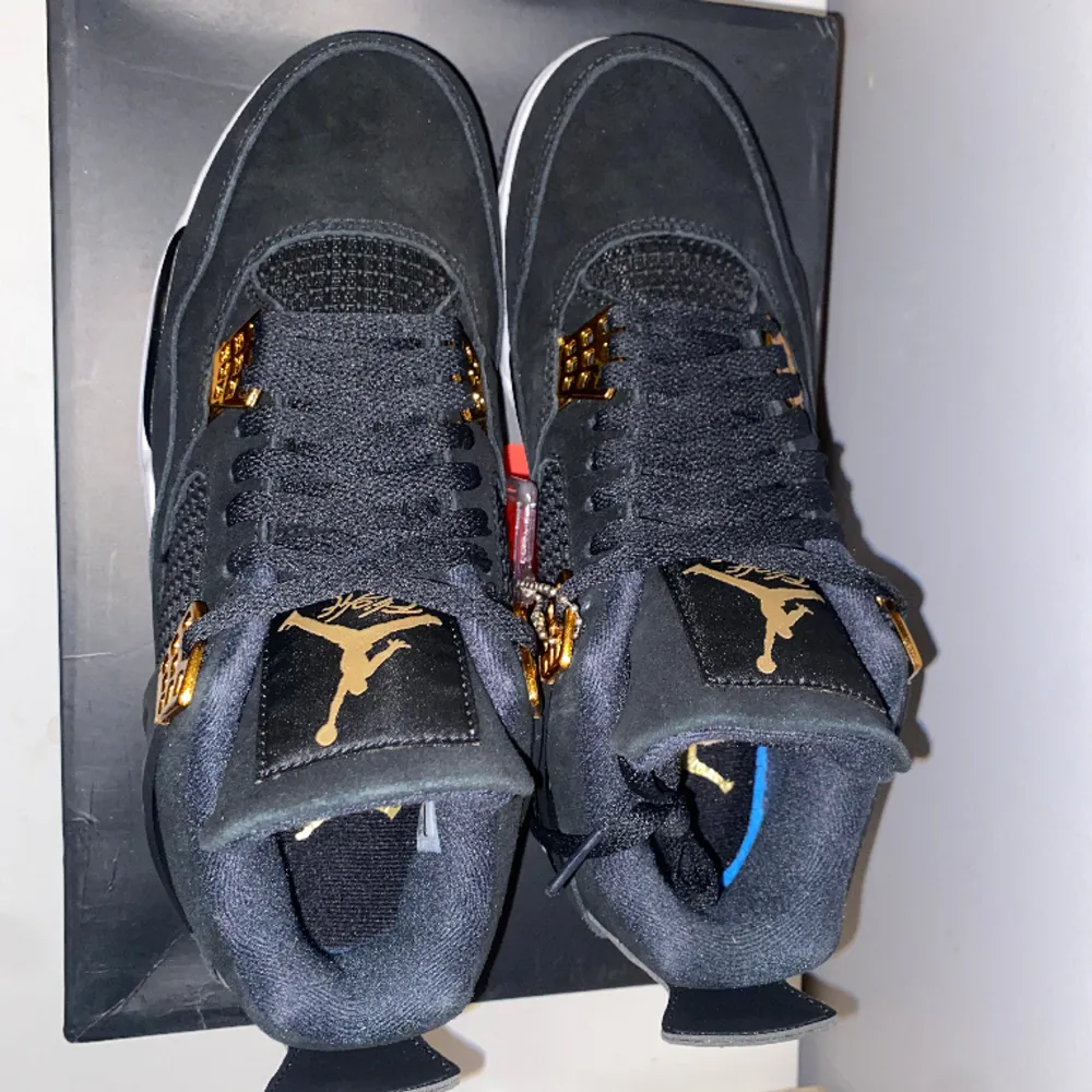 [REP] Nike Air Jordan 4 Royalty. Helt nya och oanvända Jordan 4s Royalty. Box ingår. Storlek 42. För fler bilder kom privat.. Skor.