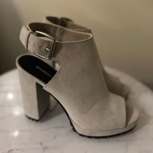 Sandaletter med blockklack - Helt oanvända, väldigt fina i faux mocka 